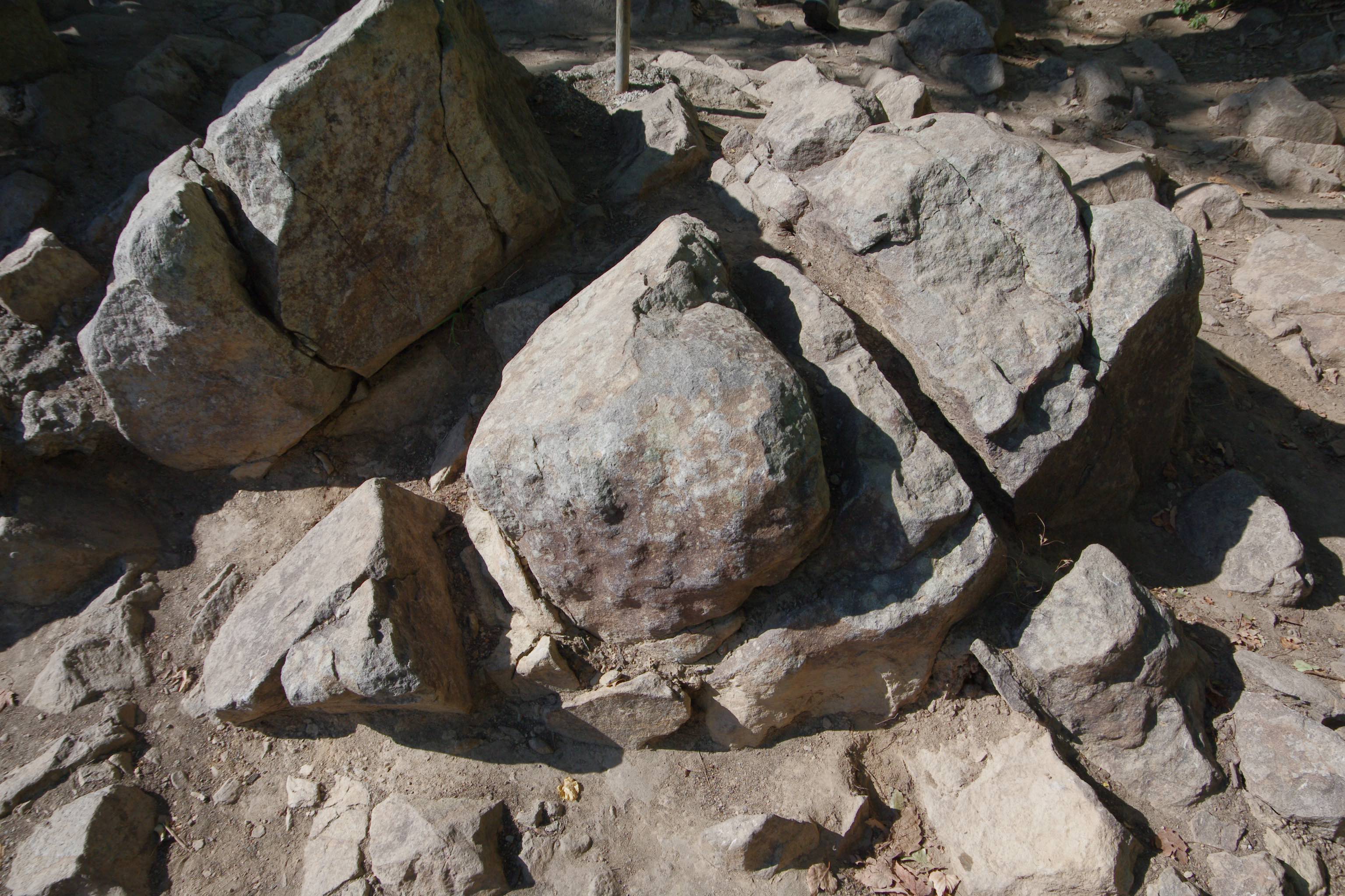 写真9　三角山頂上の安山岩.jpg