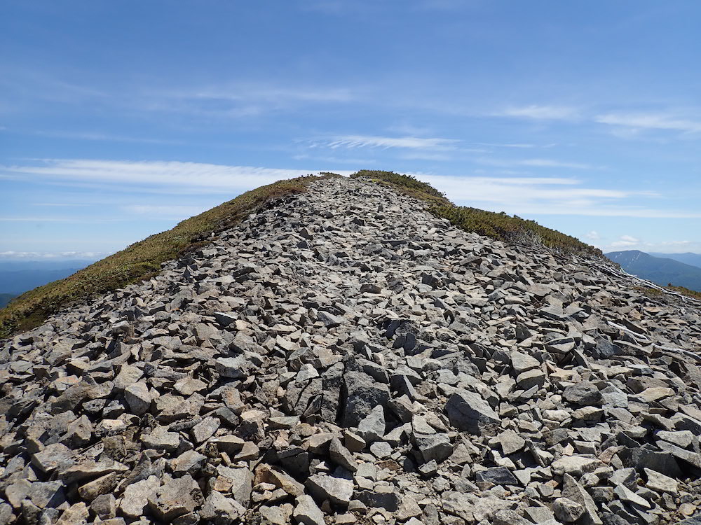 写真16　天塩岳山頂すぐ下の岩塊流.jpg