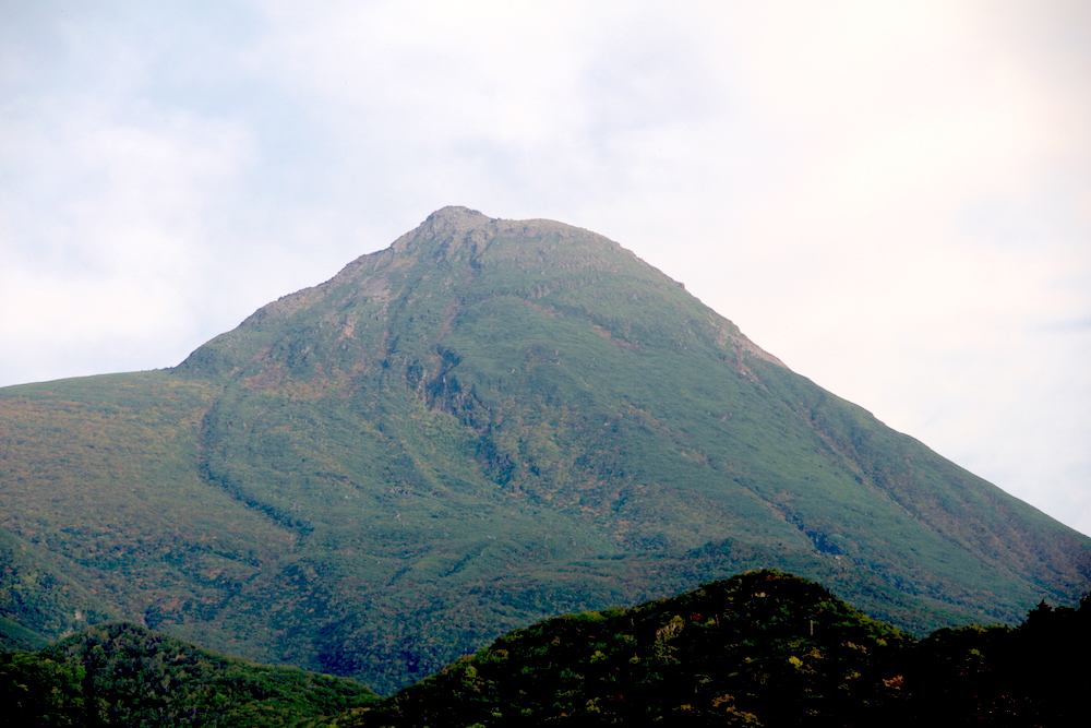 図24　ウトロから見た羅臼岳.jpg
